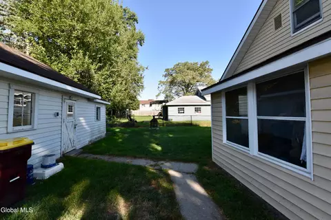 Exterior - 381 Vley Rd, Glenville, NY 12302 photo 6 of 12