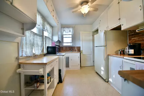 Kitchen - 381 Vley Rd, Glenville, NY 12302 photo 3 of 3