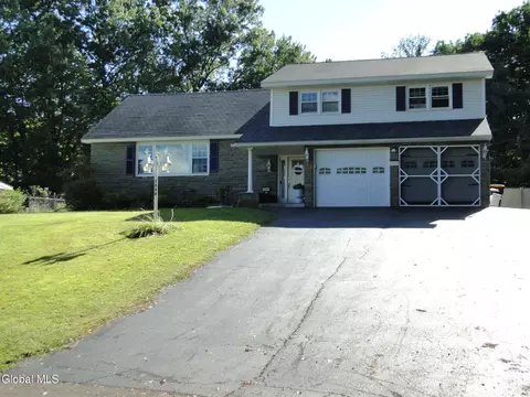 2040 Lisa Ln, Schenectady, NY 12303