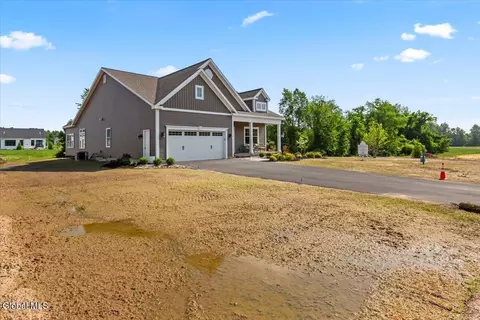 Exterior - 12 Clover Leaf Dr, Halfmoon, NY 12065 photo 2 of 6