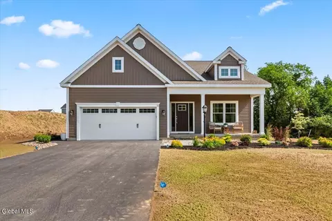 12 Clover Leaf Dr, Halfmoon, NY 12065