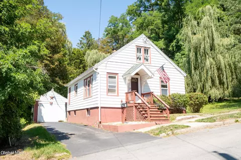 2 Laura St, Amsterdam, NY 12010
