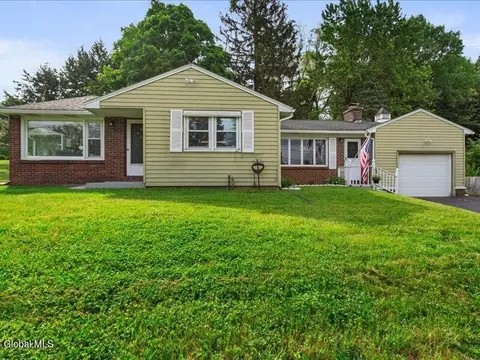 7 Sunset Dr, Troy, NY 12182