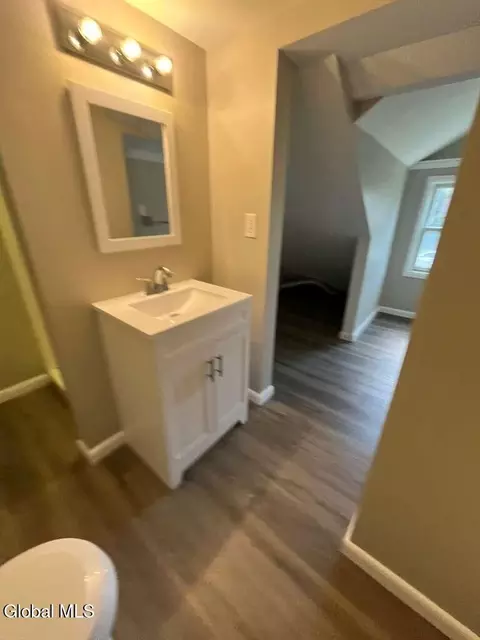 Bath - 1037 Roberta Rd, Schenectady, NY 12303 photo 3 of 5