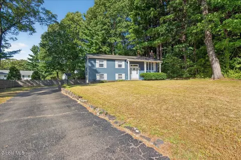 17 Ivy Ct, Clifton Park, NY 12065