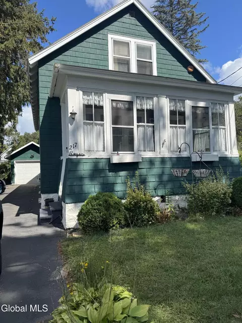 217 Chism St, Schenectady, NY 12304
