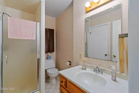 Bath - 344 Dolan Dr, Schenectady, NY 12306 photo 2 of 8