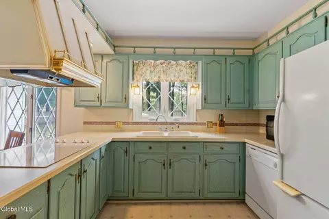 Kitchen - 344 Dolan Dr, Schenectady, NY 12306 photo 2 of 8