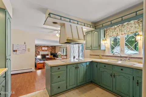 Kitchen - 344 Dolan Dr, Schenectady, NY 12306 photo 3 of 8