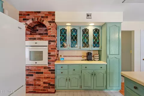 Kitchen - 344 Dolan Dr, Schenectady, NY 12306 photo 4 of 8