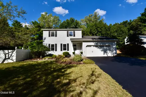 4 Putnam Ln, Clifton Park, NY 12065