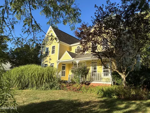 9 Wedgewood Dr, Delmar, NY 12054