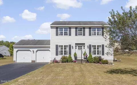 15 Nottingham Dr, Saratoga Springs, NY 12866