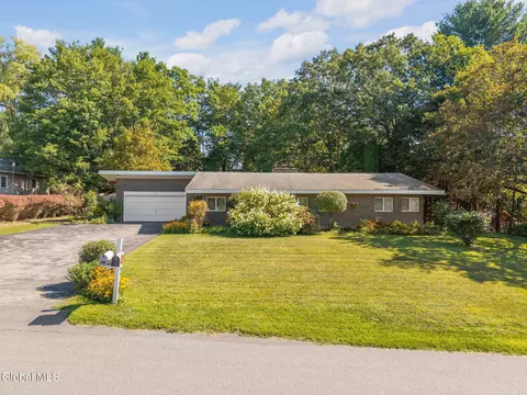 214 Juniper Dr, Schenectady, NY 12306