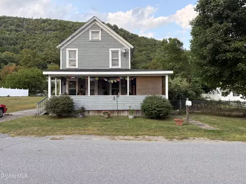 43 Oak St, Warrensburg, NY 12885