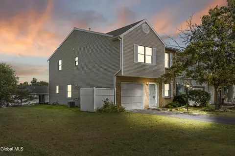 20 Bridgewood Ln, Watervliet, NY 12189