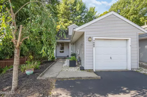 7062 Suzanne Ln, Schenectady, NY 12303
