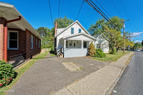 1283 Van Antwerp Rd, Niskayuna, NY 12309