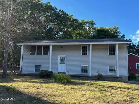 101 Hathorn Blvd, Saratoga Springs, NY 12866
