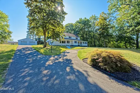 630 St Davids Ln, Niskayuna, NY 12309