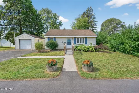 29 Prince Ct, Loudonville, NY 12211