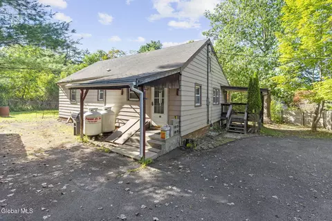 4 Locust Ave, Nassau, NY 12123