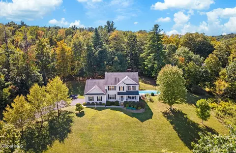 6 Ridgewood Dr, Wynantskill, NY 12198