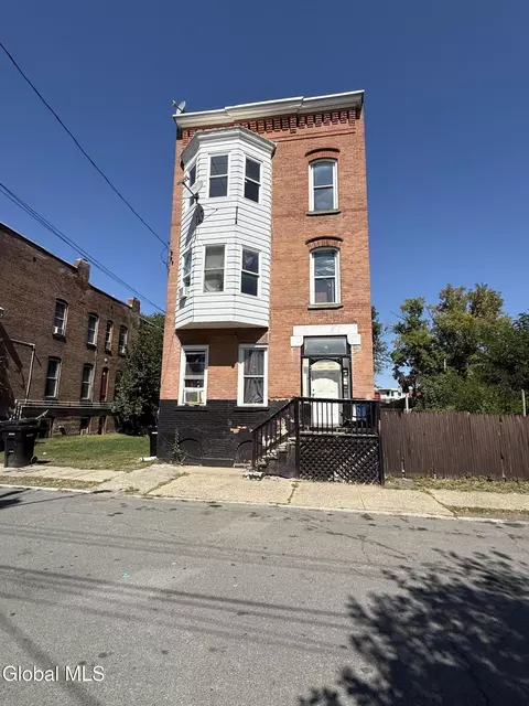 32 Douw St, Troy, NY 12180