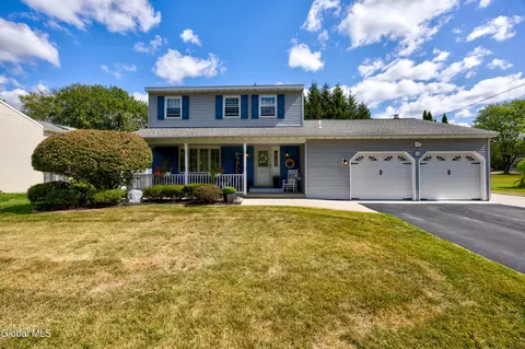 13 Willoughby Dr, Colonie, NY 12205