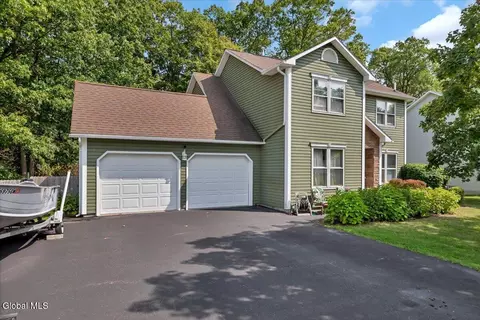 65 Magnolia Cir, Ravena, NY 12143