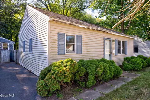 54 Miracle Ln, Loudonville, NY 12211