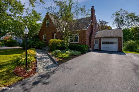 2324 Niskayuna Dr, Niskayuna, NY 12309