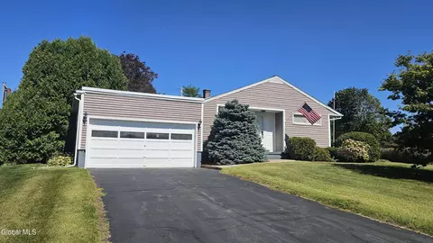 8 Deal Pl, Amsterdam, NY 12010
