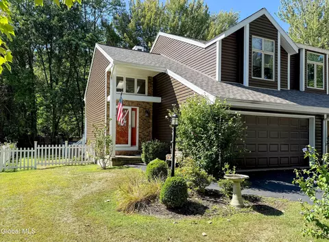 3 Brigantine Dr, Waterford, NY 12188