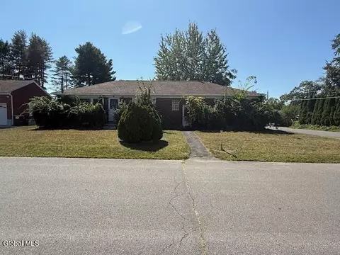 6 Pinewood Pl, Colonie, NY 12205