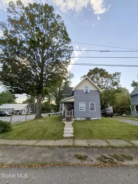 8 Green St, Mayfield, NY 12117