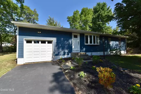 31 Cambridge Dr, Clifton Park, NY 12065