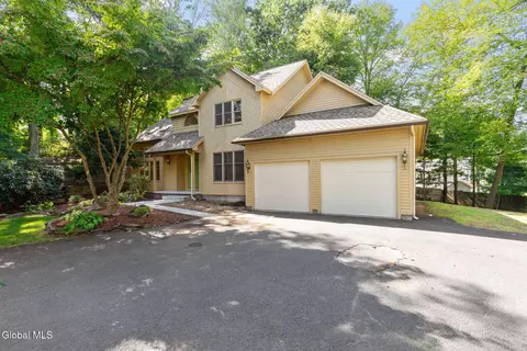 43 Oak Tree Ln, Niskayuna, NY 12309