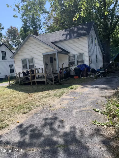 9 Quarry Crossing Rd, Queensbury, NY 12804