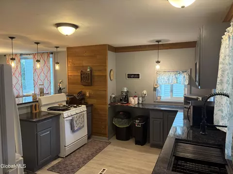 62 3rd Ave, Gloversville, NY 12078