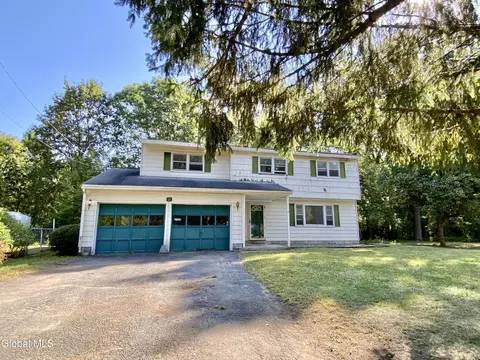 8 Frederick Dr, Saratoga Springs, NY 12866