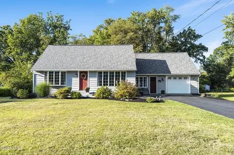 23 E Wiggand Dr, Glenmont, NY 12077
