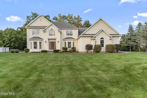 19 Devonshire Way, Halfmoon, NY 12065