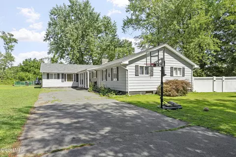 2 Ribbon Candy Ln, Troy, NY 12182