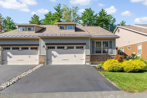 10 Canterbury Ln, Delmar, NY 12054