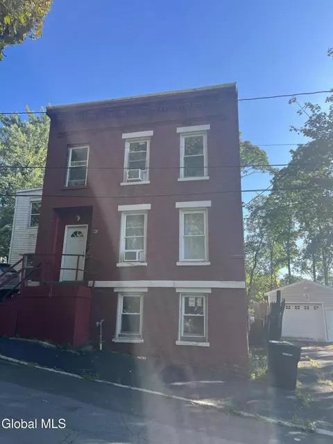 96 Hanover St, Troy, NY 12180