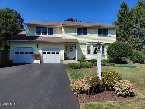 22 Skaarland Dr, Burnt Hills, NY 12027