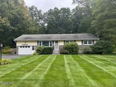 137 Juniper Dr, Ballston Spa, NY 12020