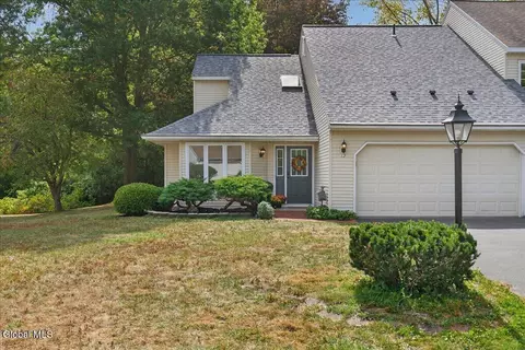 12 Carrie Ct, Niskayuna, NY 12309