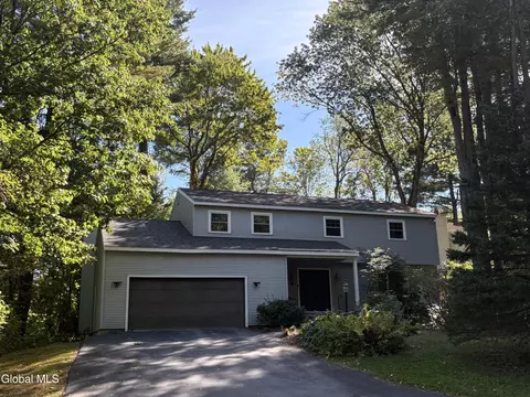 15 Ashford Ln, Niskayuna, NY 12309